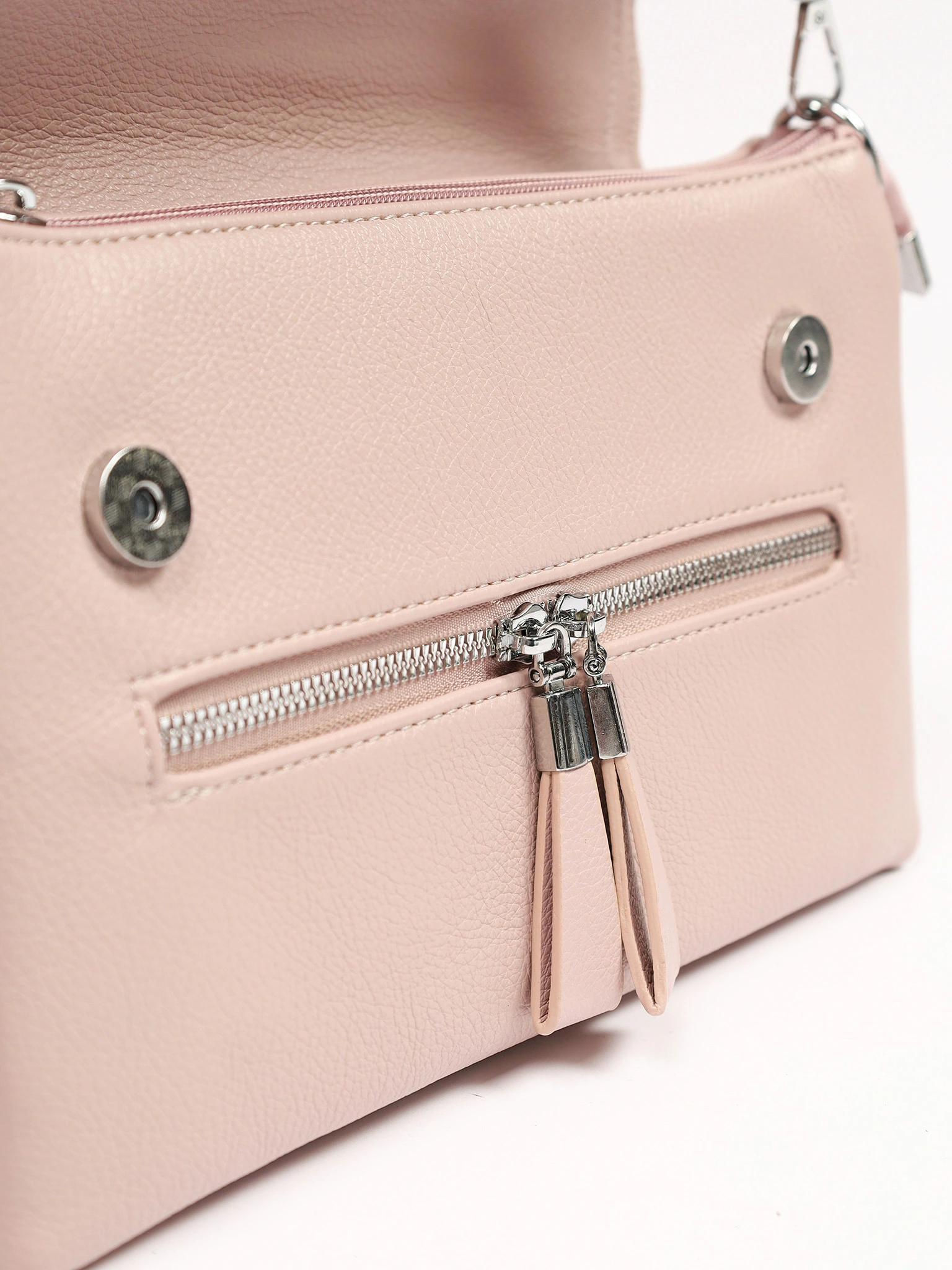 Сумка-кроссбоди со съемной ручкой и декоративными пуллерами в ассортименте